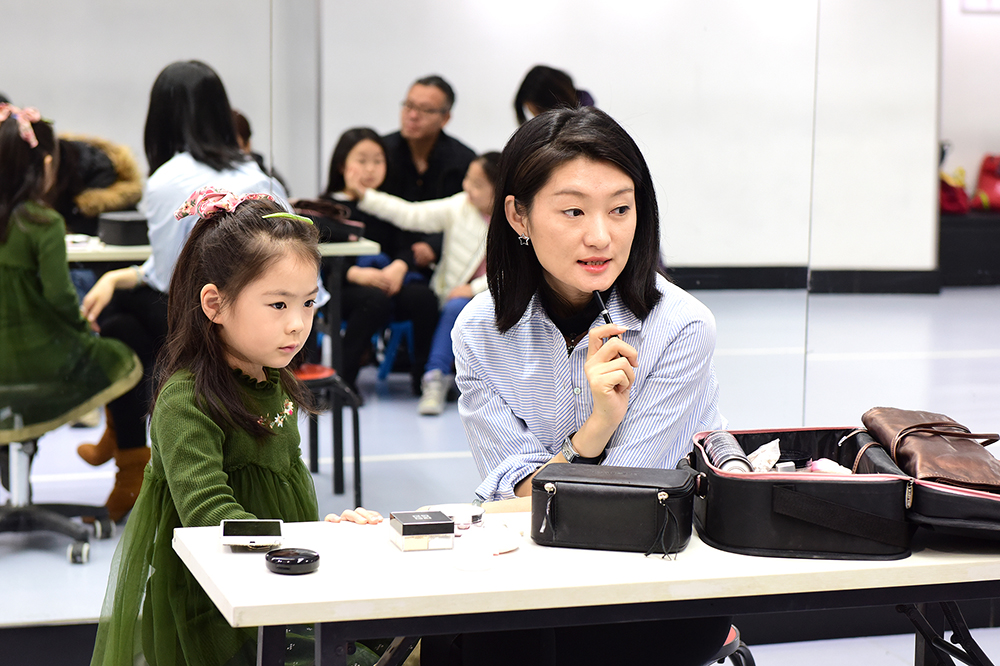 化妆课由山东省化妆美容职业技能大赛评委高苏纯老师讲授，她指出：儿童模特妆的风格要以清淡、粉嫩、明媚为主，突出孩子原有的特点，而不是浓妆艳抹。
