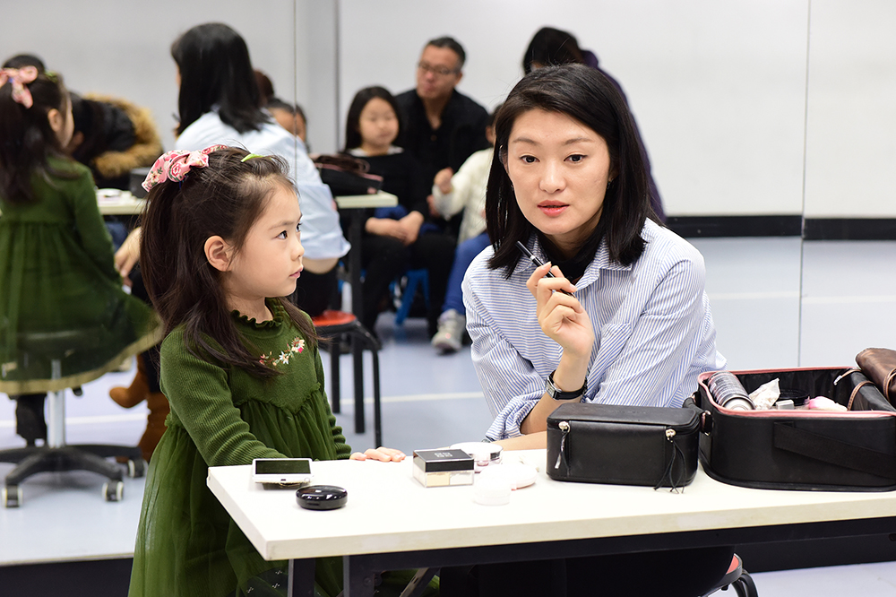 她说，由于过去化妆技术差，审美落后，导致很多人一听化妆就觉得是“浓妆艳抹”，还不如”自然美“，特别抗拒孩子化妆。其实现在的化妆技术和审美都有了划时代的进步，而且演出时的舞台、灯光、距离因素，注定再漂亮的面孔也不能素面示人，作为儿童模特的家长，化妆是必备技能。