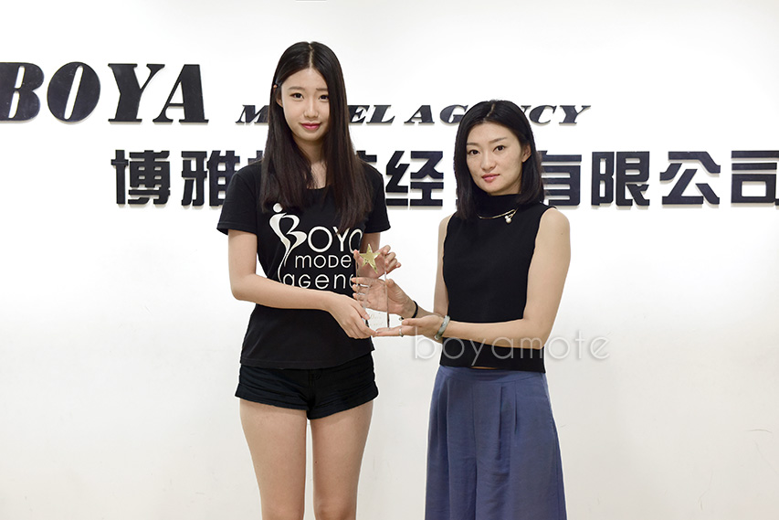 206-2017年度蜕变颁奖，
最佳气质提升学员：张静雯
