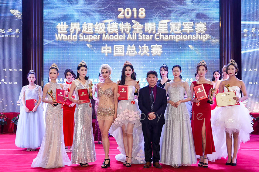 在广州举行的“2018世界超级模特全明星冠军赛”中，博雅模特王小玮获得中国区 冠军
