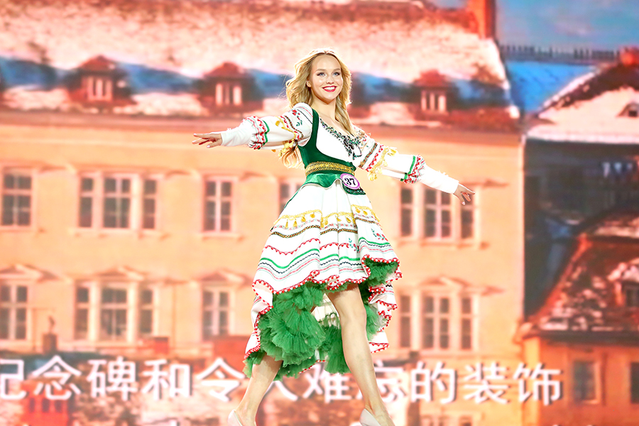 民族服饰展示环节